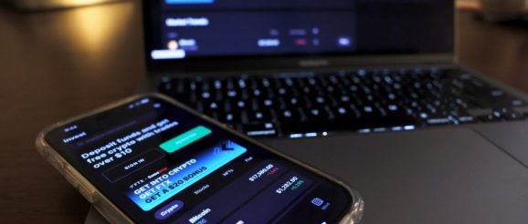 221112094133-ftx-app-stock.jpg